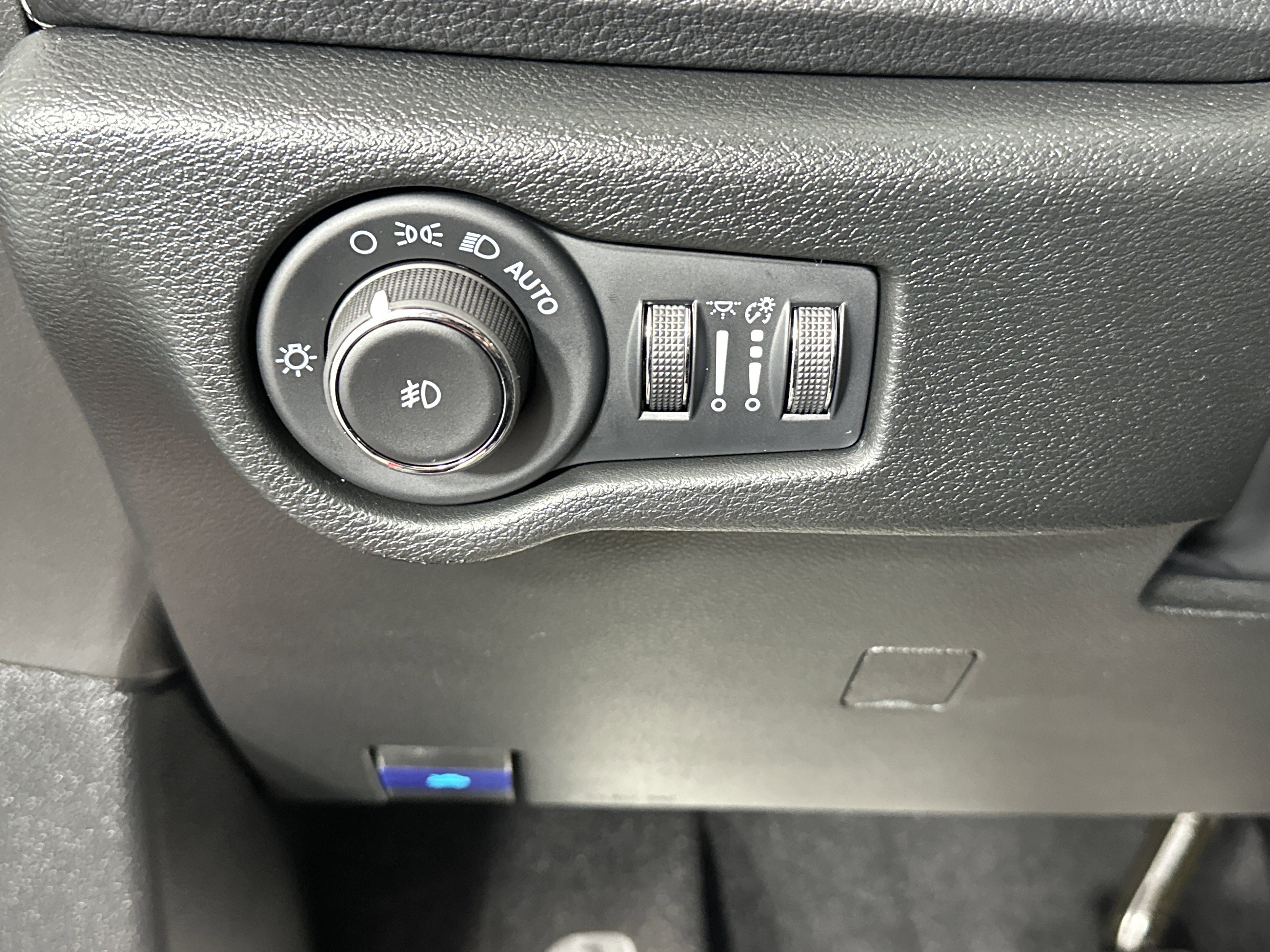 Used 2025 Chrysler Pacifica Select image 27