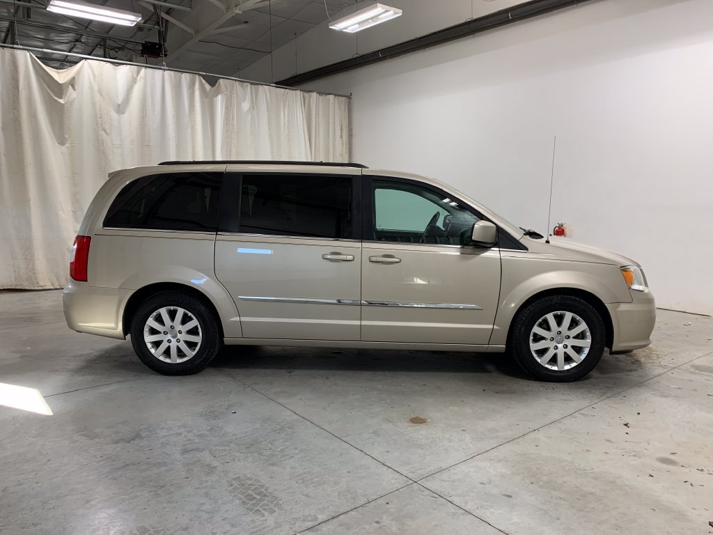 Used 2016 Chrysler Town & Country Touring FWD image 11