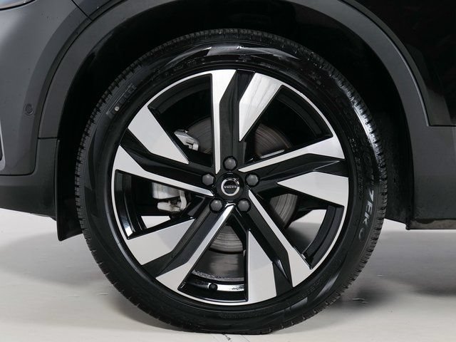 Used 2025 Volvo XC40 B5 Plus AWD/4WD image 9