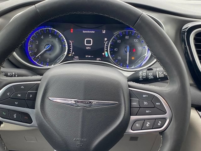 Used 2024 Chrysler Pacifica Touring-L FWD image 8