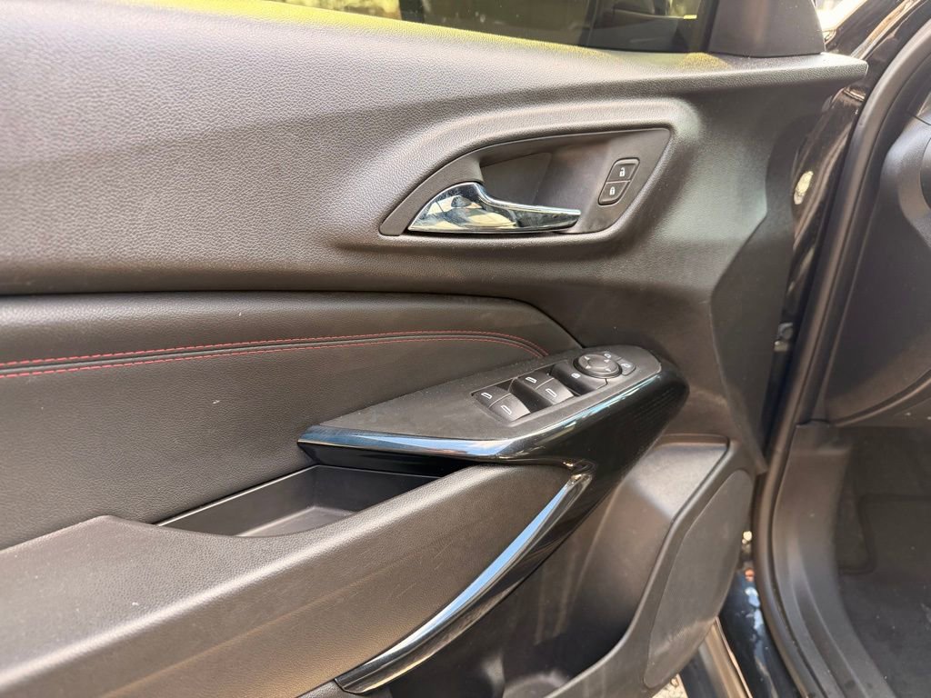 Used 2024 Chevrolet Trax RS w/ Sunroof Package image 11