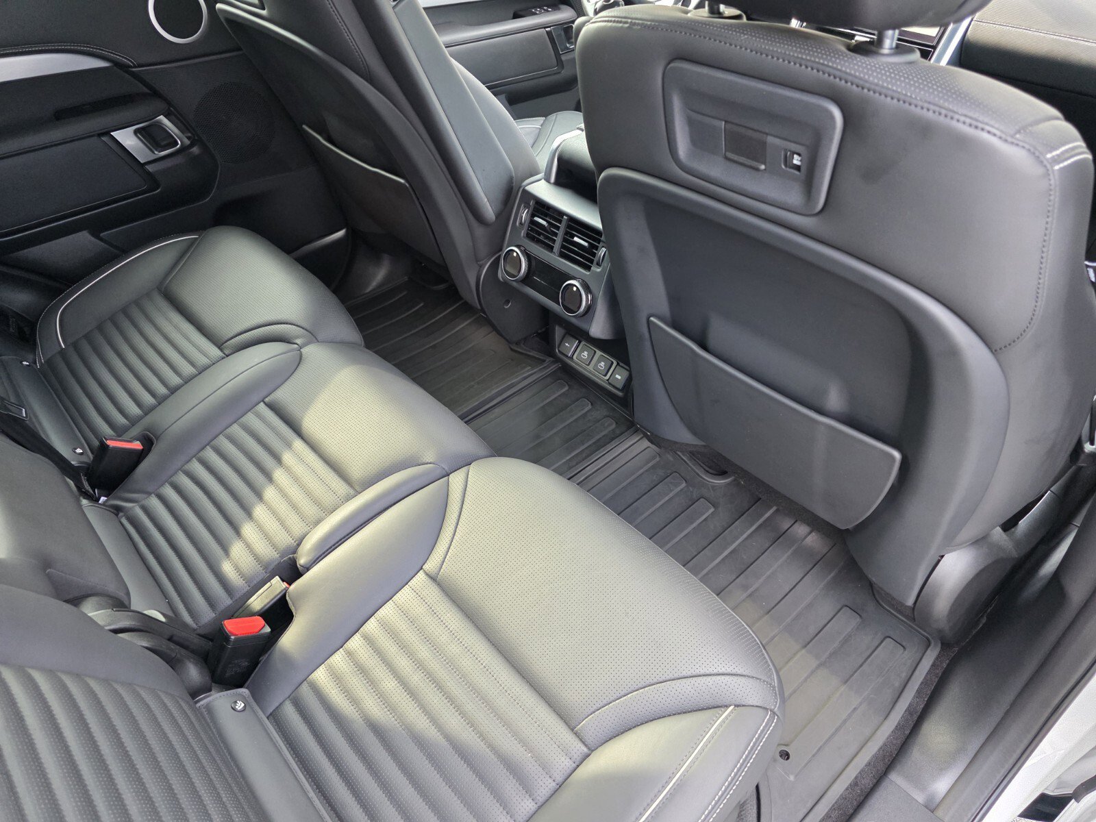 Used 2022 Land Rover Discovery HSE R-Dynamic AWD/4WD image 26
