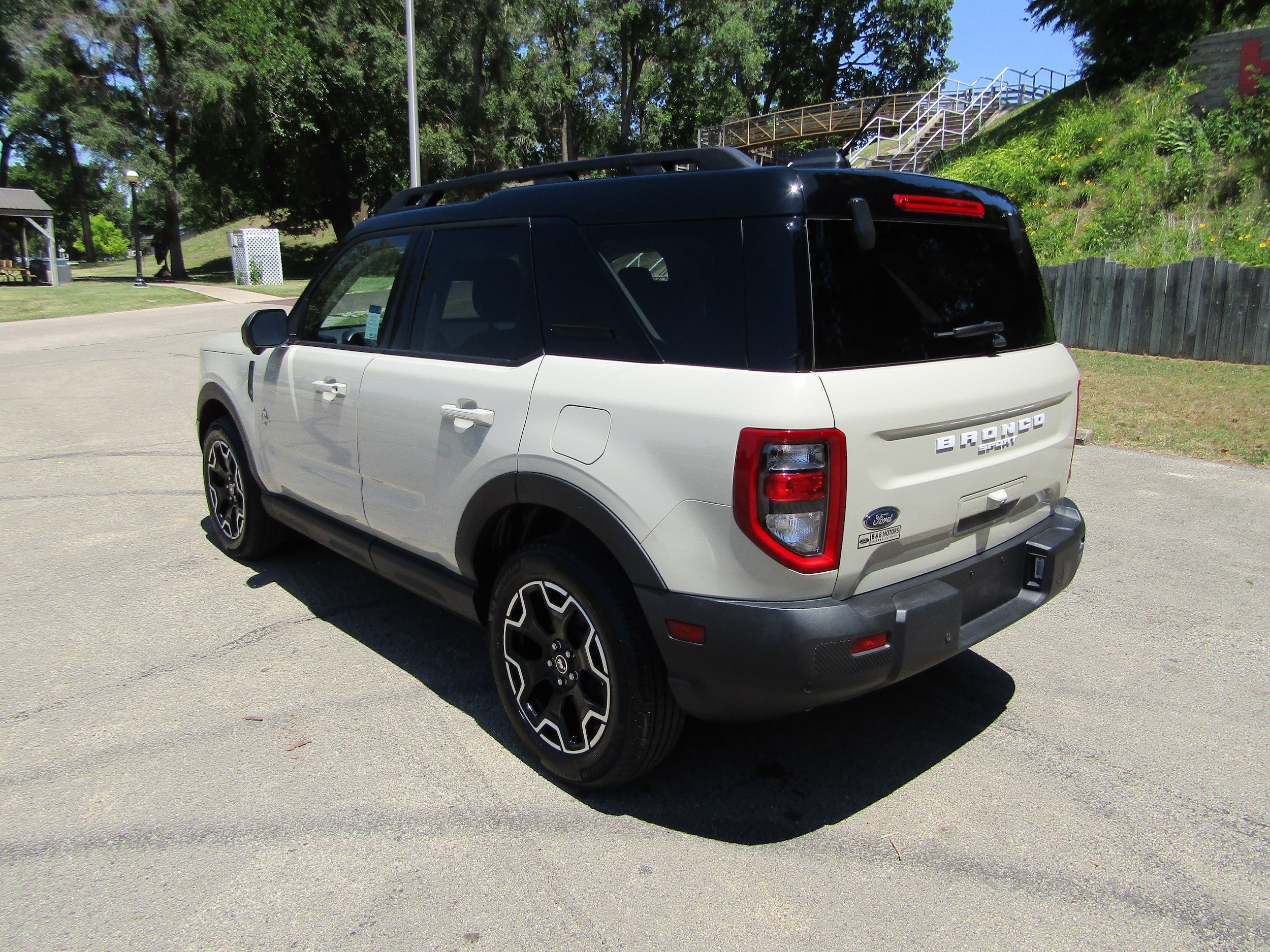 Used 2025 Ford Bronco Sport Outer Banks w/ Outer Banks Tech Package+ AWD/4WD image 2