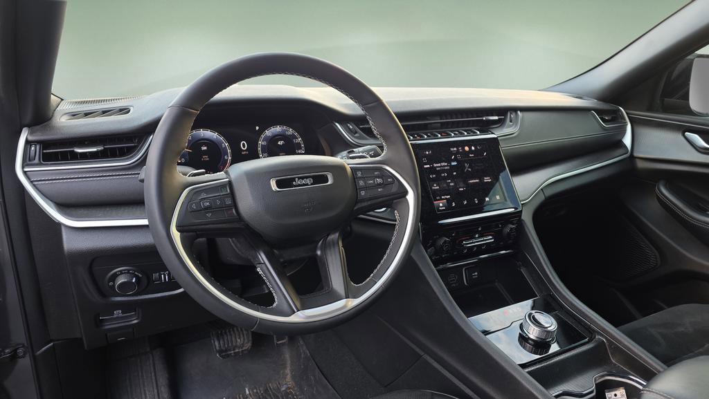 Used 2024 Jeep Grand Cherokee Altitude image 28