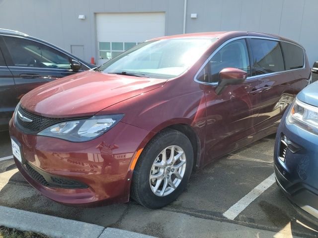 Used 2023 Chrysler Voyager LX image 2