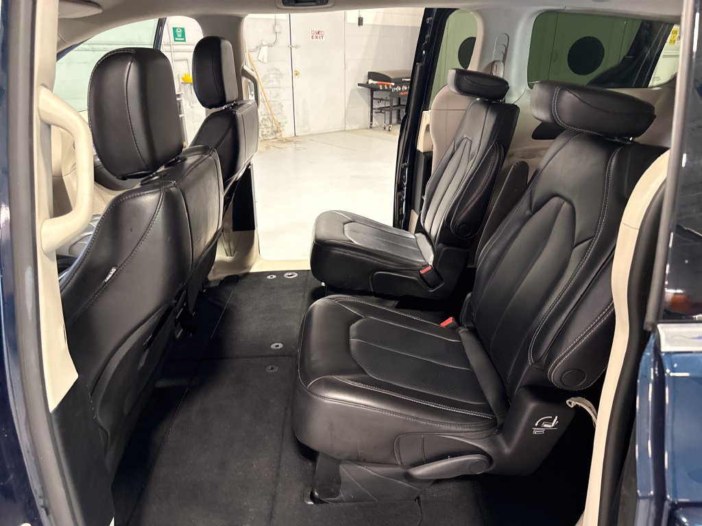 Used 2023 Chrysler Pacifica Touring-L FWD image 38