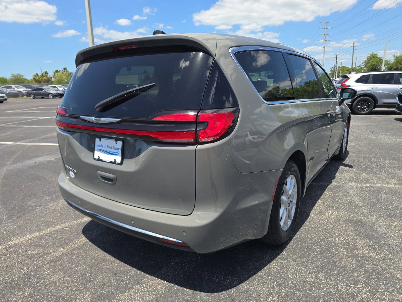 Used 2023 Chrysler Pacifica Touring-L FWD image 4