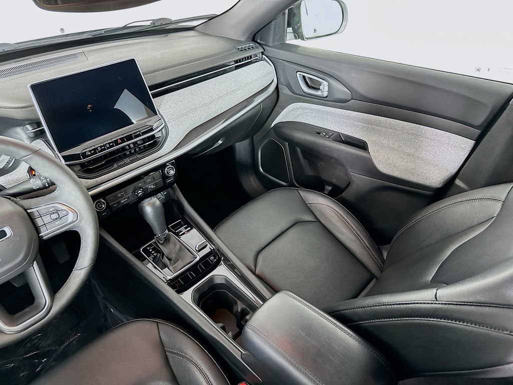 Certified 2024 Jeep Compass Latitude image 32