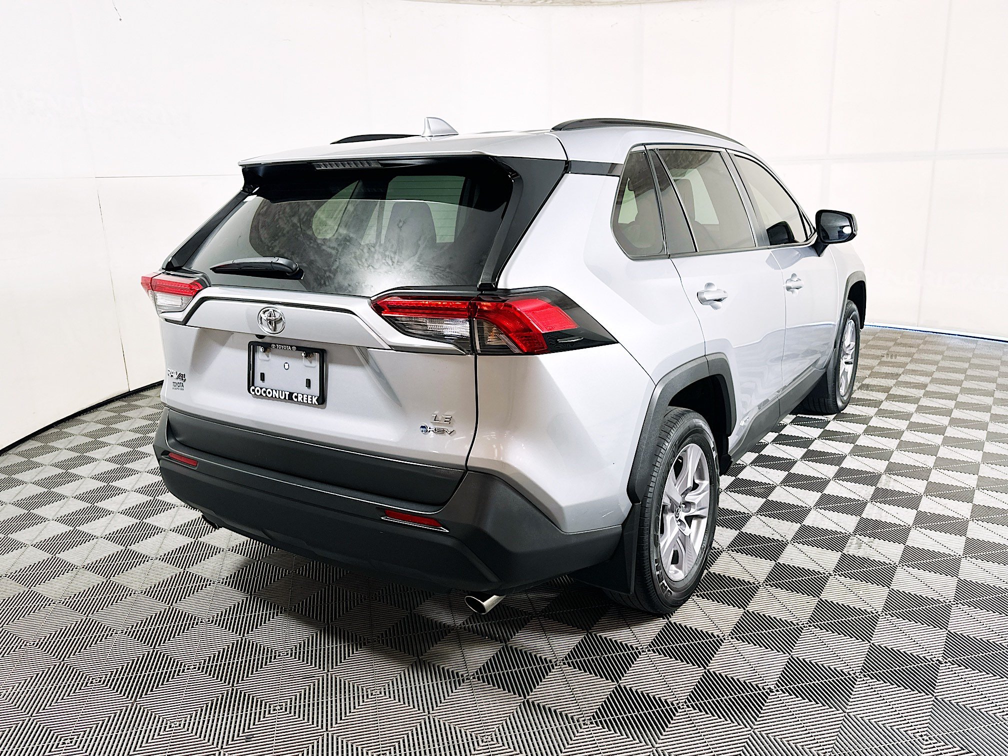 Used 2025 Toyota RAV4 LE AWD/4WD image 3