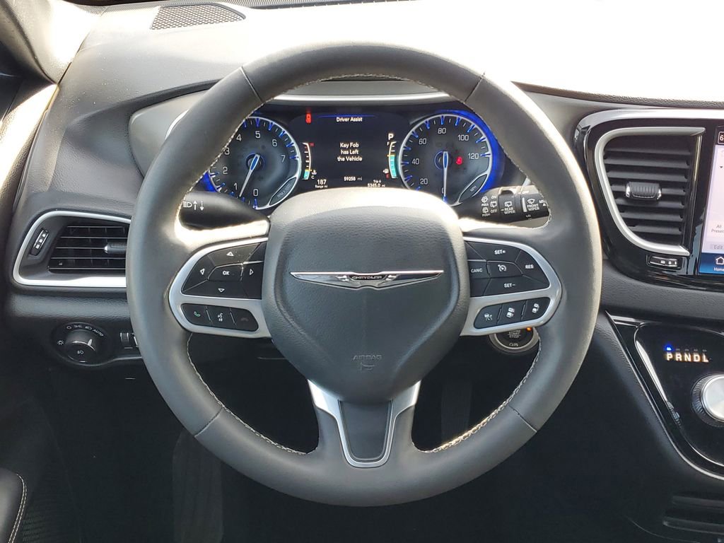 Used 2025 Chrysler Pacifica Select image 27