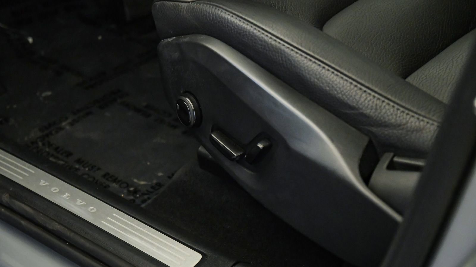 Certified 2025 Volvo XC60 B5 Plus AWD/4WD image 23