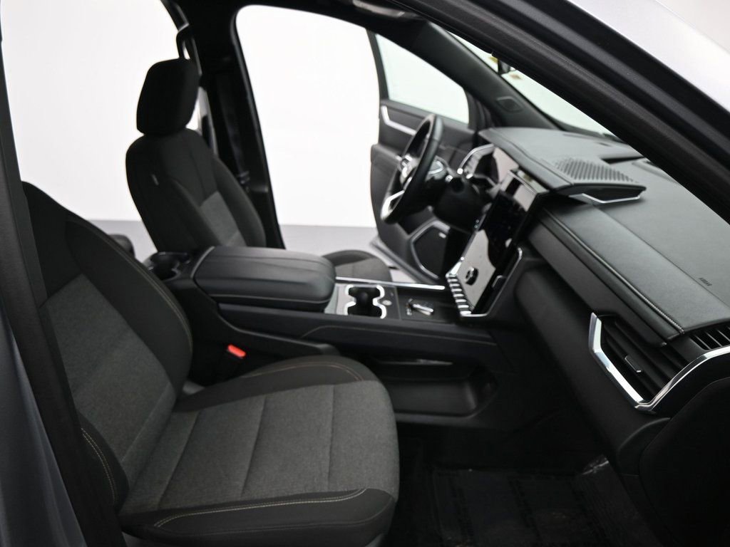 Used 2025 GMC Acadia Elevation image 23