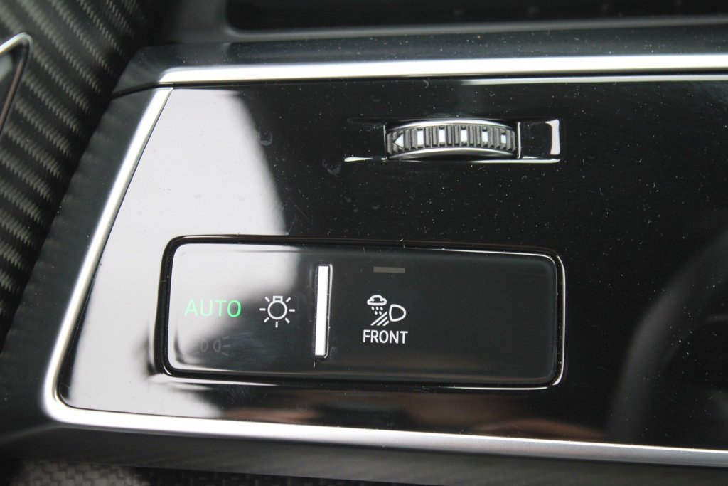 Used 2020 Audi RS Q8 w/ Carbon Optic Package image 15