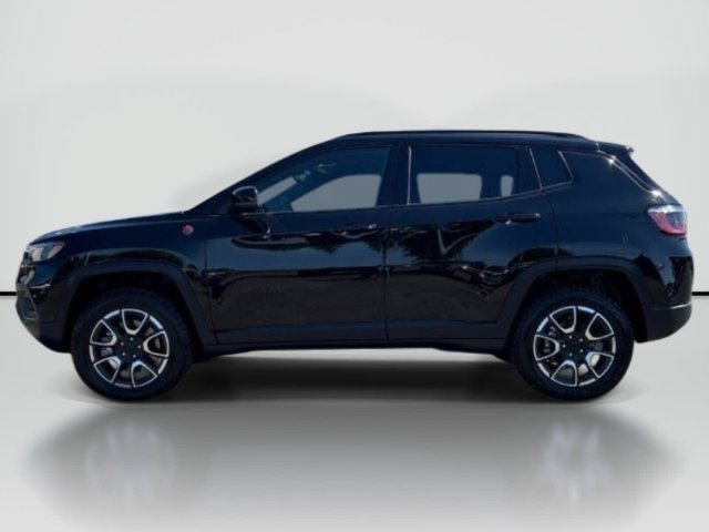 Used 2024 Jeep Compass Trailhawk AWD/4WD image 2