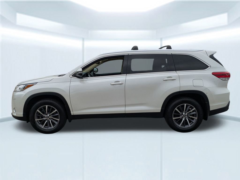 Used 2019 Toyota Highlander SE image 2