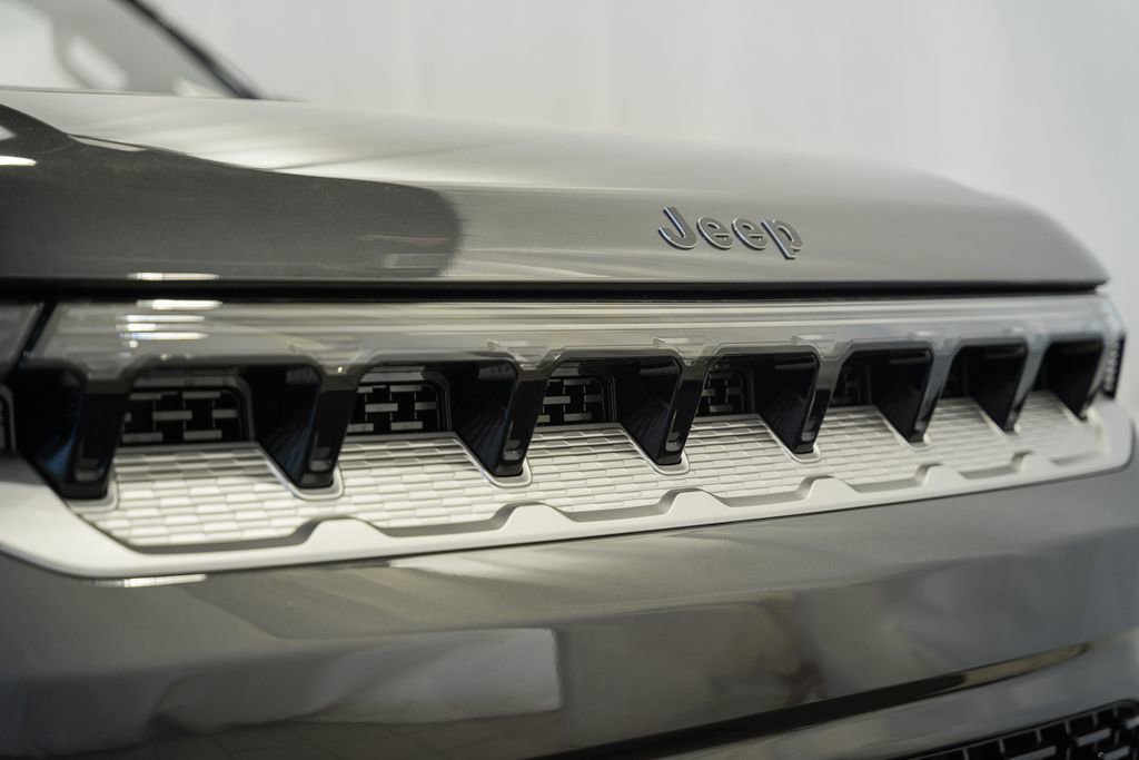 New 2026 Jeep Grand Wagoneer 4WD image 12