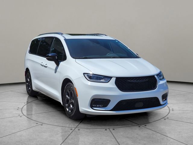 Certified 2024 Chrysler Pacifica Premium FWD image 14