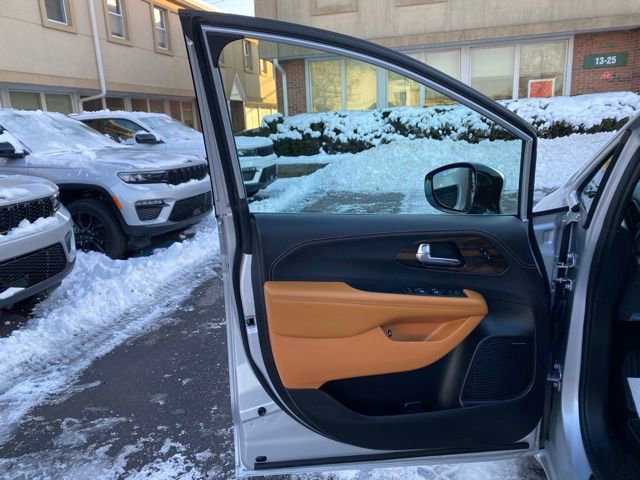 Used 2023 Chrysler Pacifica Pinnacle image 24