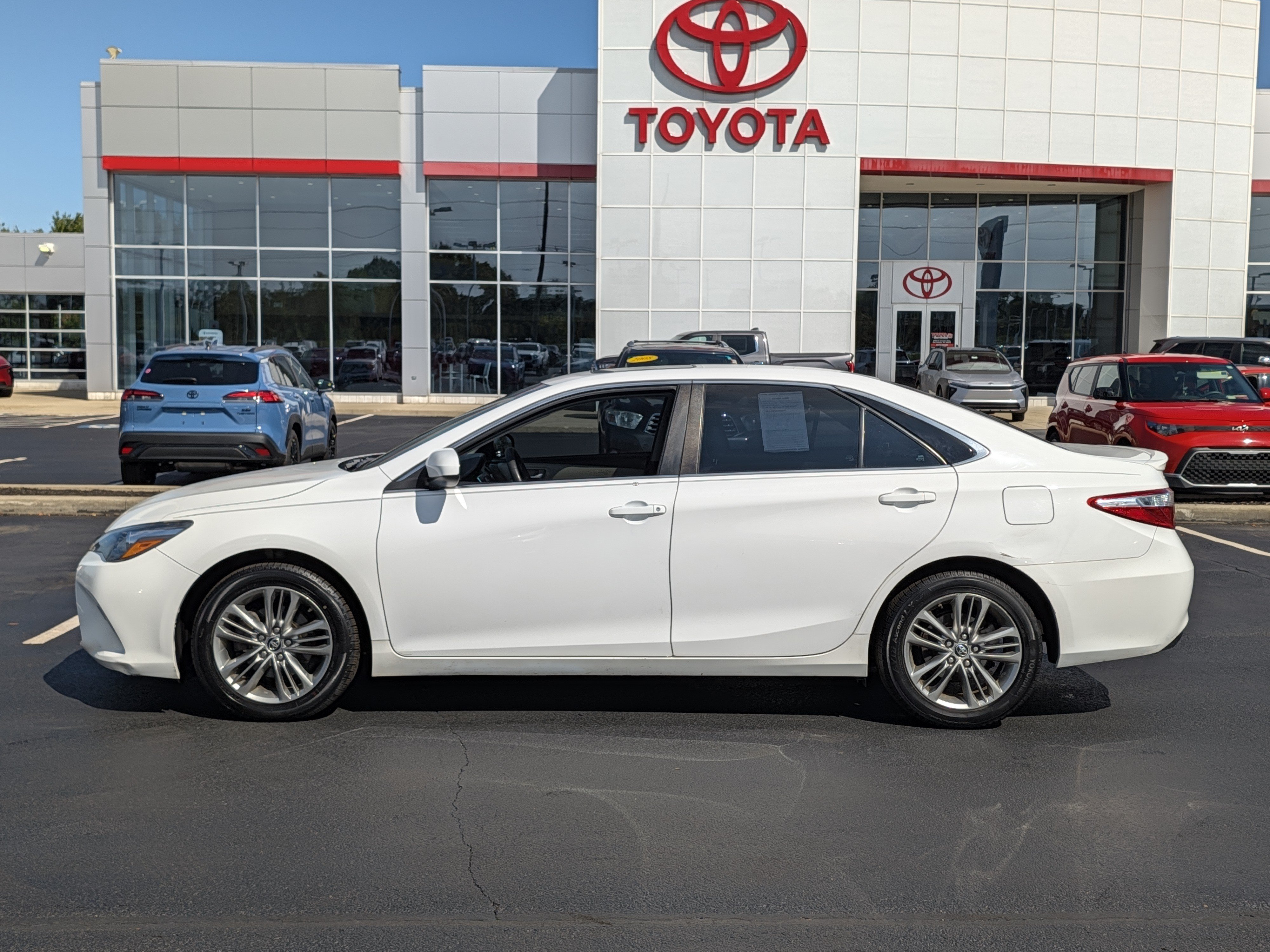Used 2015 Toyota Camry SE w/ Moonroof Package FWD image 5