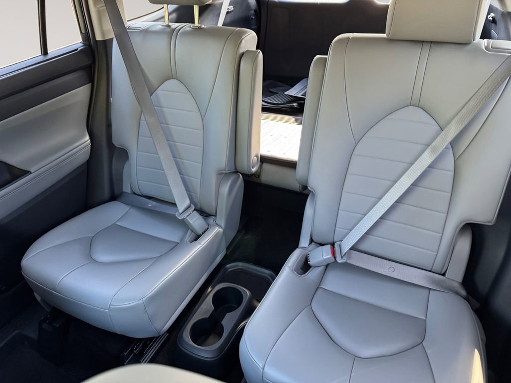 Used 2023 Toyota Highlander XLE AWD/4WD image 13