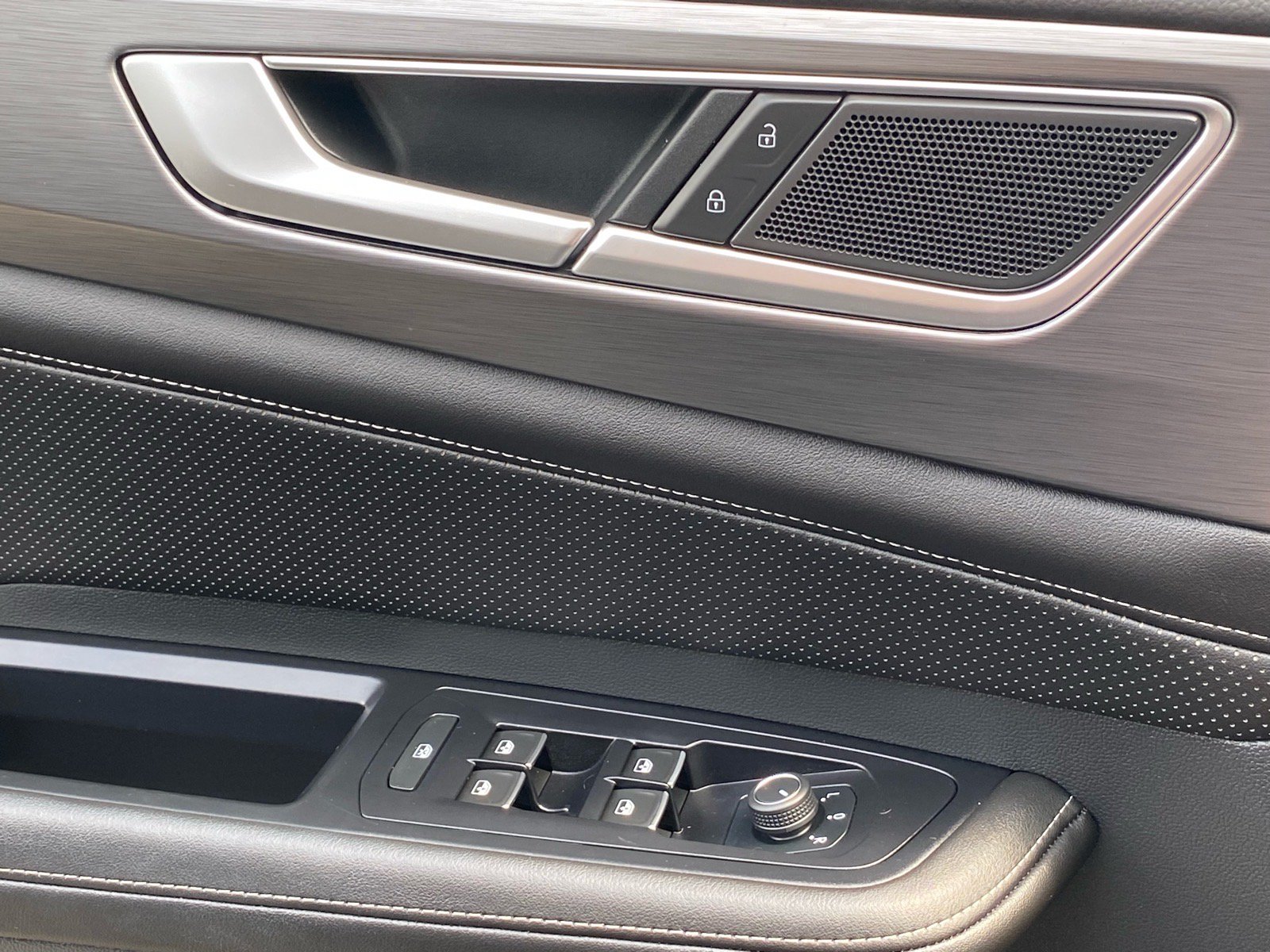 Certified 2024 Volkswagen Atlas Cross Sport SE w/ Panoramic Sunroof Package AWD/4WD image 16