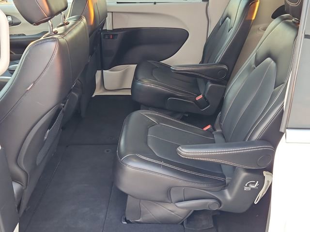 Used 2024 Chrysler Pacifica Touring-L image 13