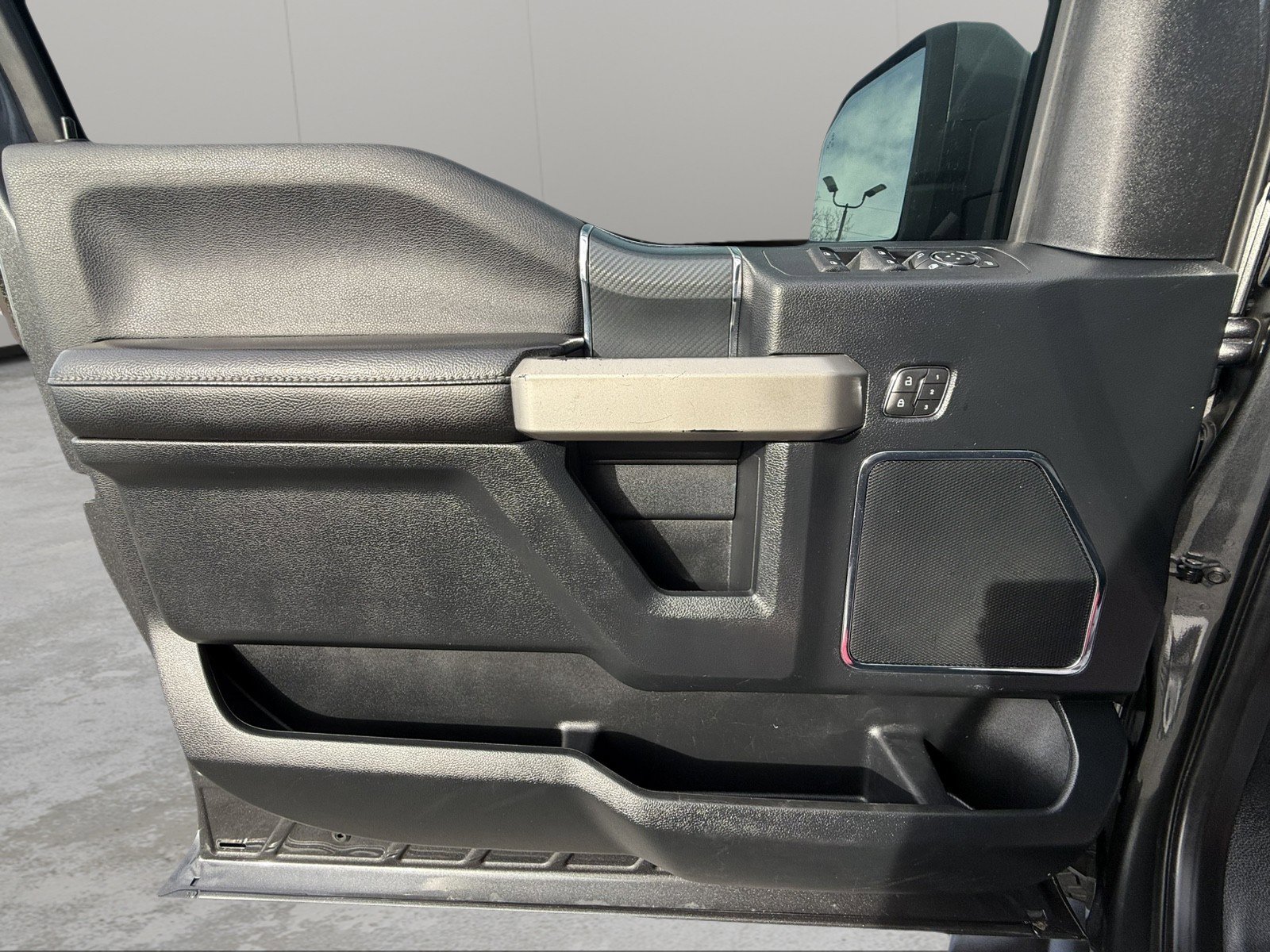 Used 2019 Ford F150 Lariat image 32