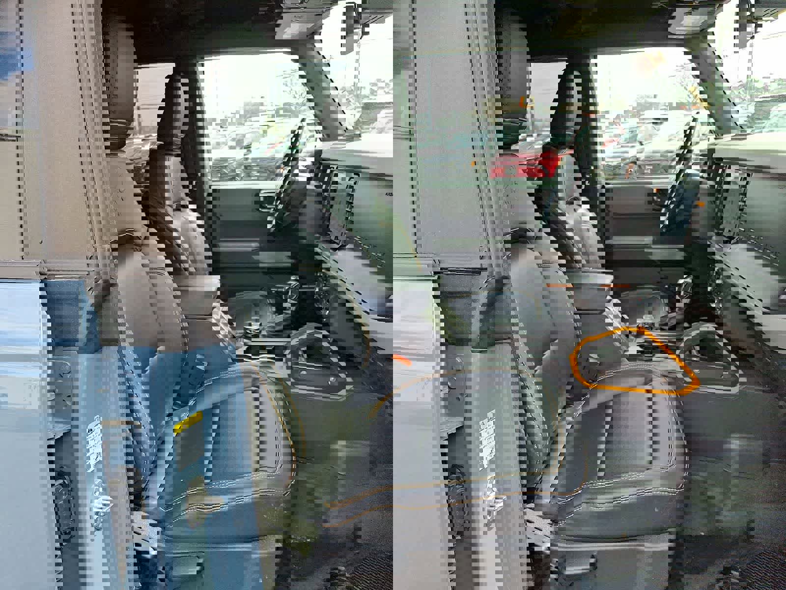 Used 2023 Ford Bronco Badlands image 31