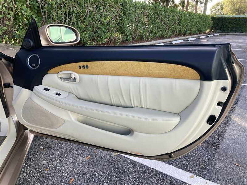 Used 2004 Lexus SC 430 Convertible RWD image 32