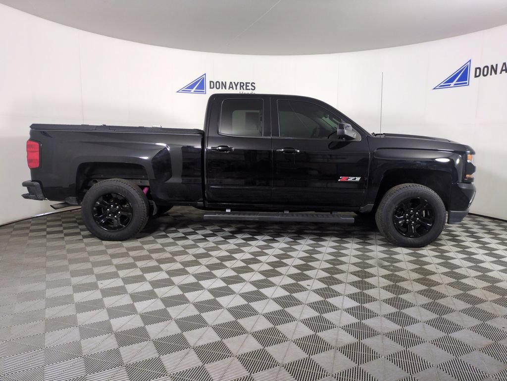 Used 2018 Chevrolet Silverado 1500 LT w/ Midnight Edition AWD/4WD image 4
