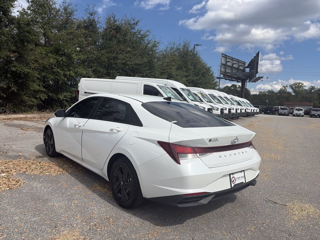 Used 2021 Hyundai Elantra SEL w/ Convenience Package FWD image 5