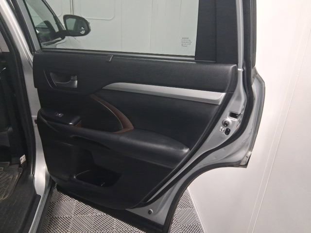 Used 2019 Toyota Highlander XLE w/ Carpet Mat Package (TMS) AWD/4WD image 10