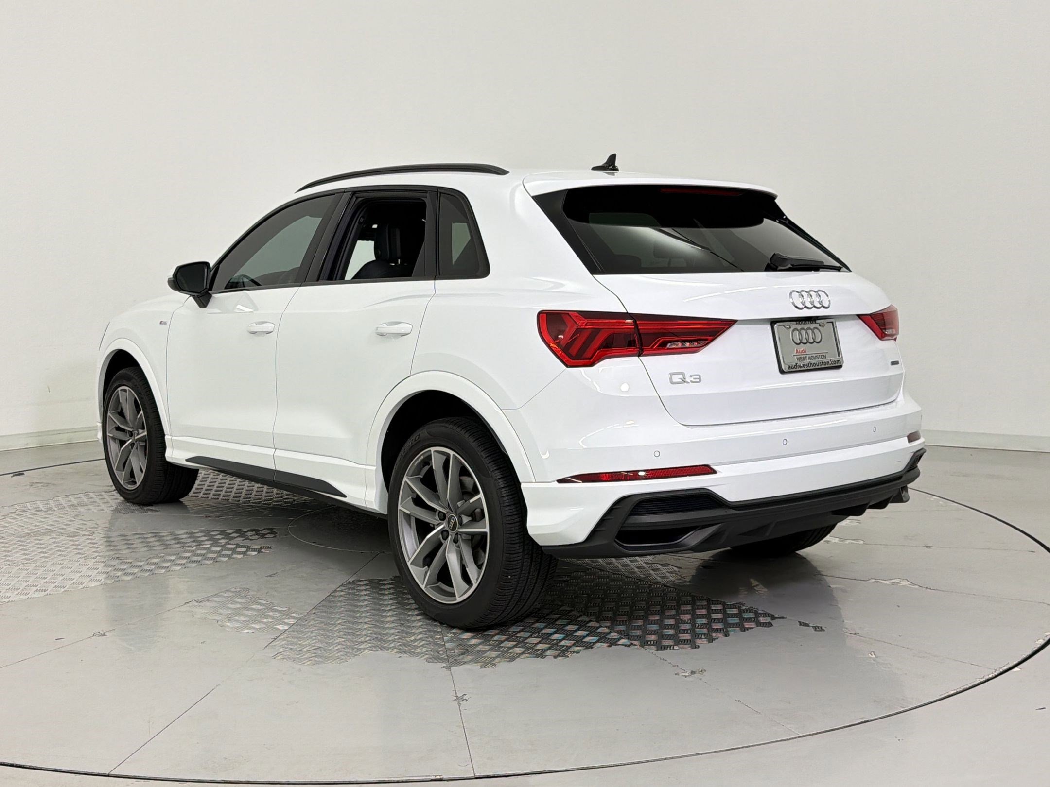 Certified 2025 Audi Q3 2.0T Premium w/ Convenience Package AWD/4WD image 3