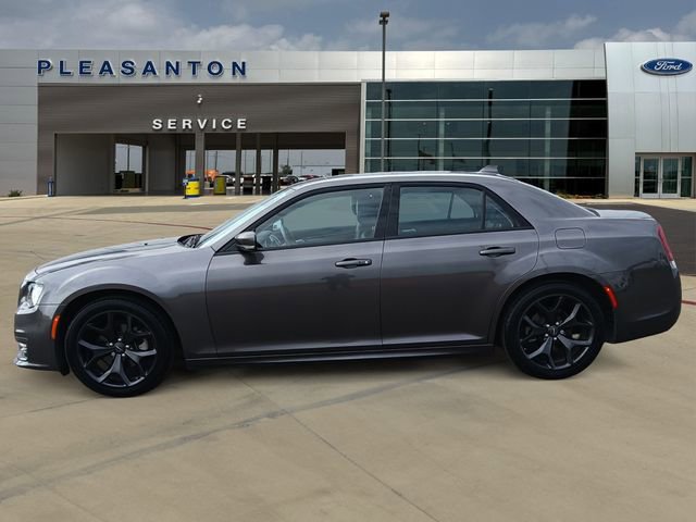 Used 2022 Chrysler 300 Touring L image 2