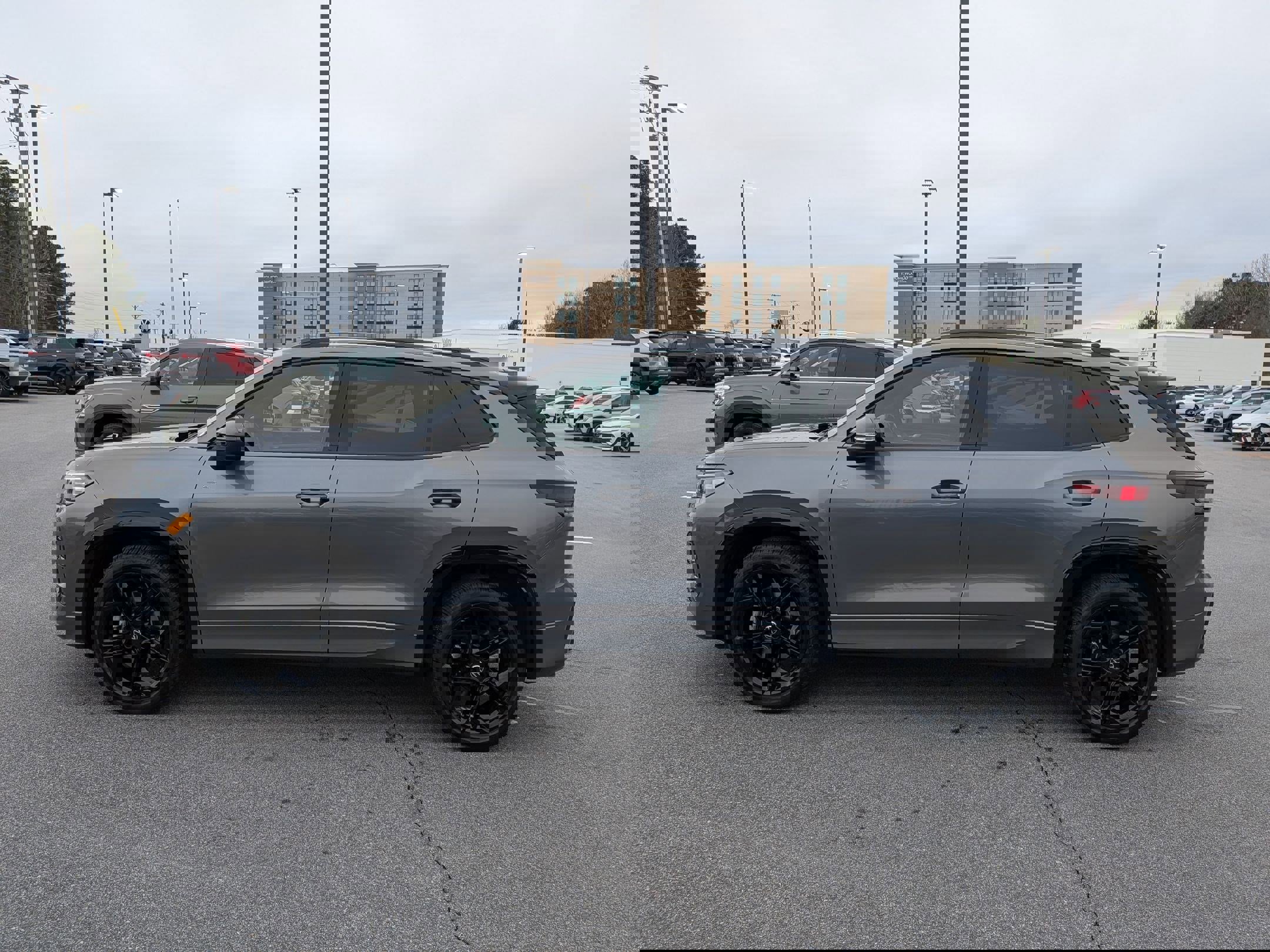 Used 2025 Volkswagen Tiguan SE R-Line image 6