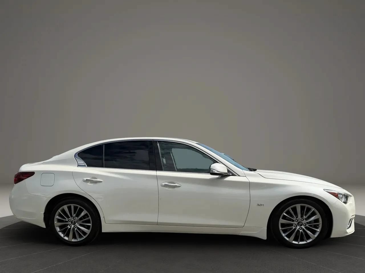 Used 2019 INFINITI Q50 Luxe w/ Essential Package (3.0T Luxe) AWD/4WD image 4