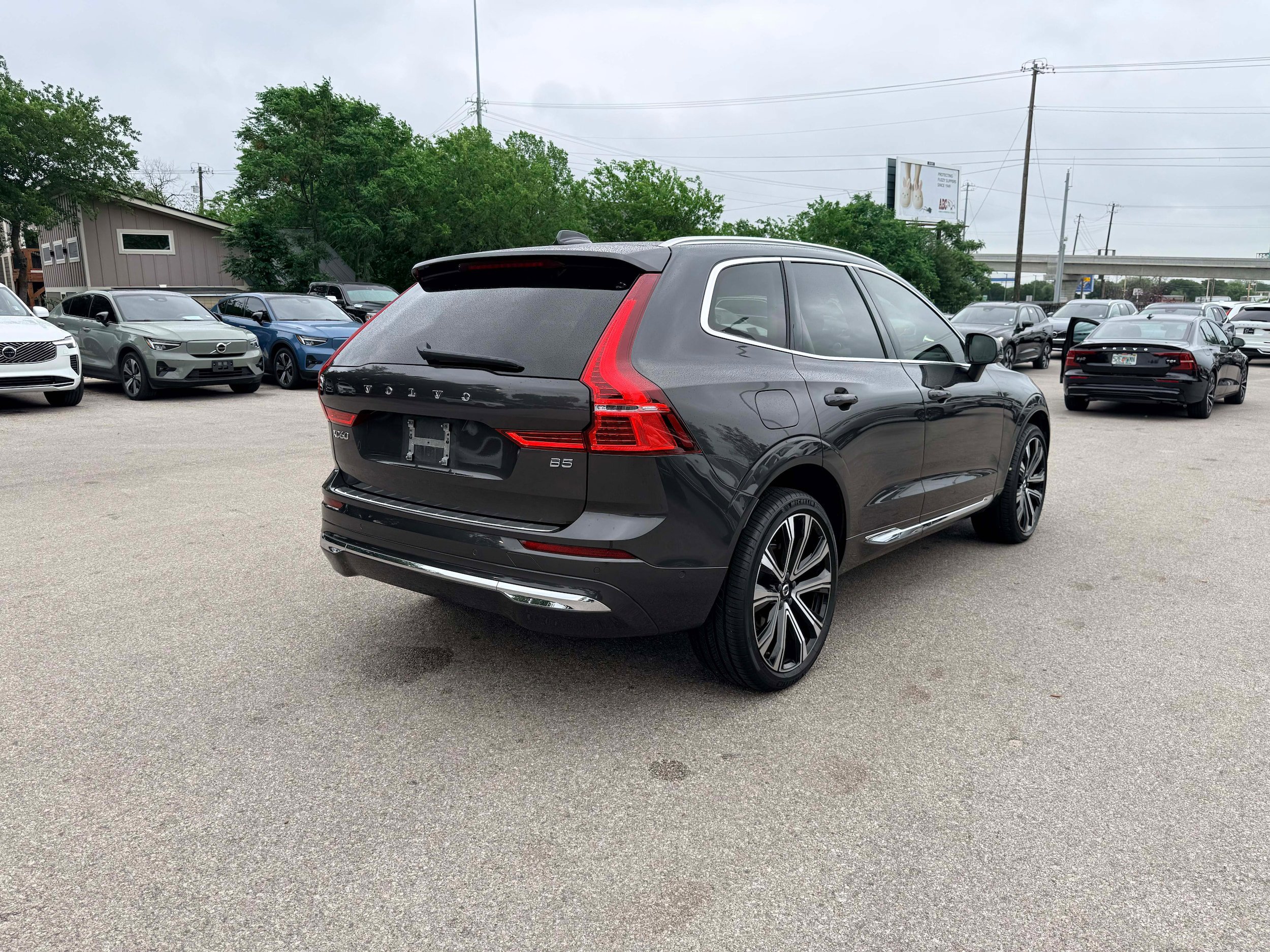 Certified 2023 Volvo XC60 B5 Ultimate w/ Protection Package Premier image 6