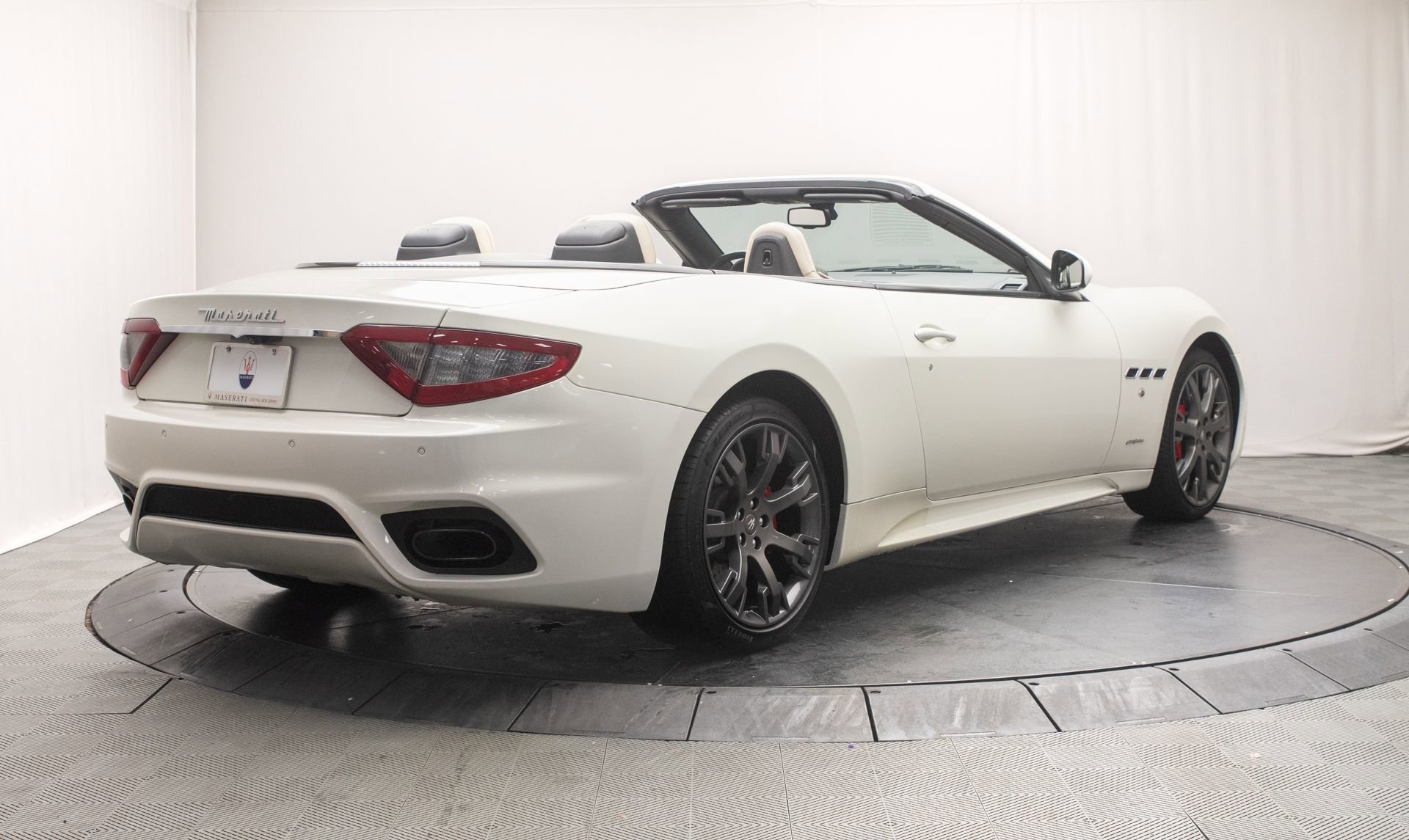 Used 2018 Maserati GranTurismo Sport image 3