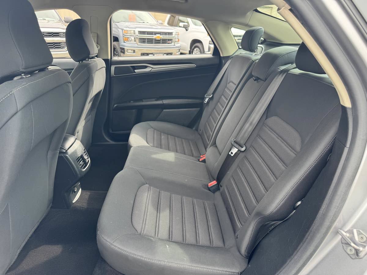 Used 2020 Ford Fusion SE FWD image 19