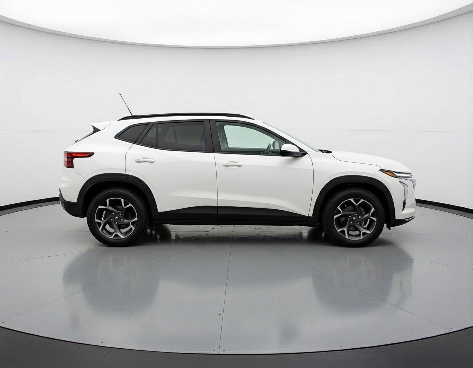 Used 2025 Chevrolet Trax LT FWD image 11