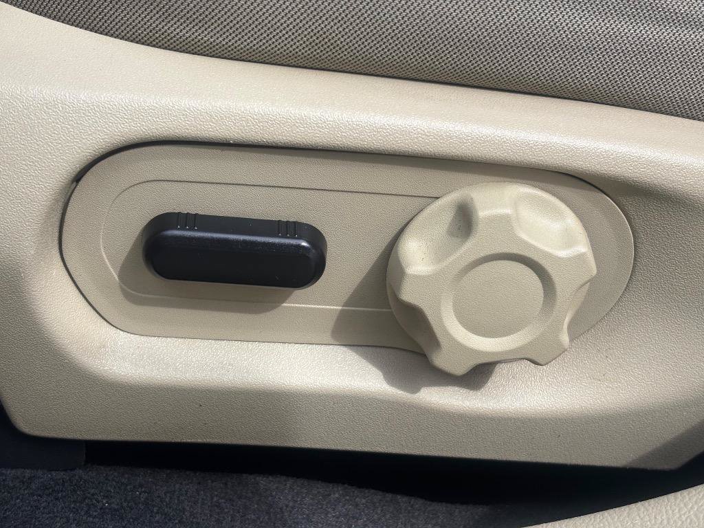 Used 2018 Ford Taurus SE FWD image 11