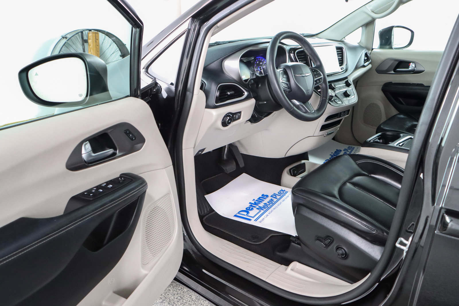 Used 2023 Chrysler Pacifica Touring-L FWD image 3