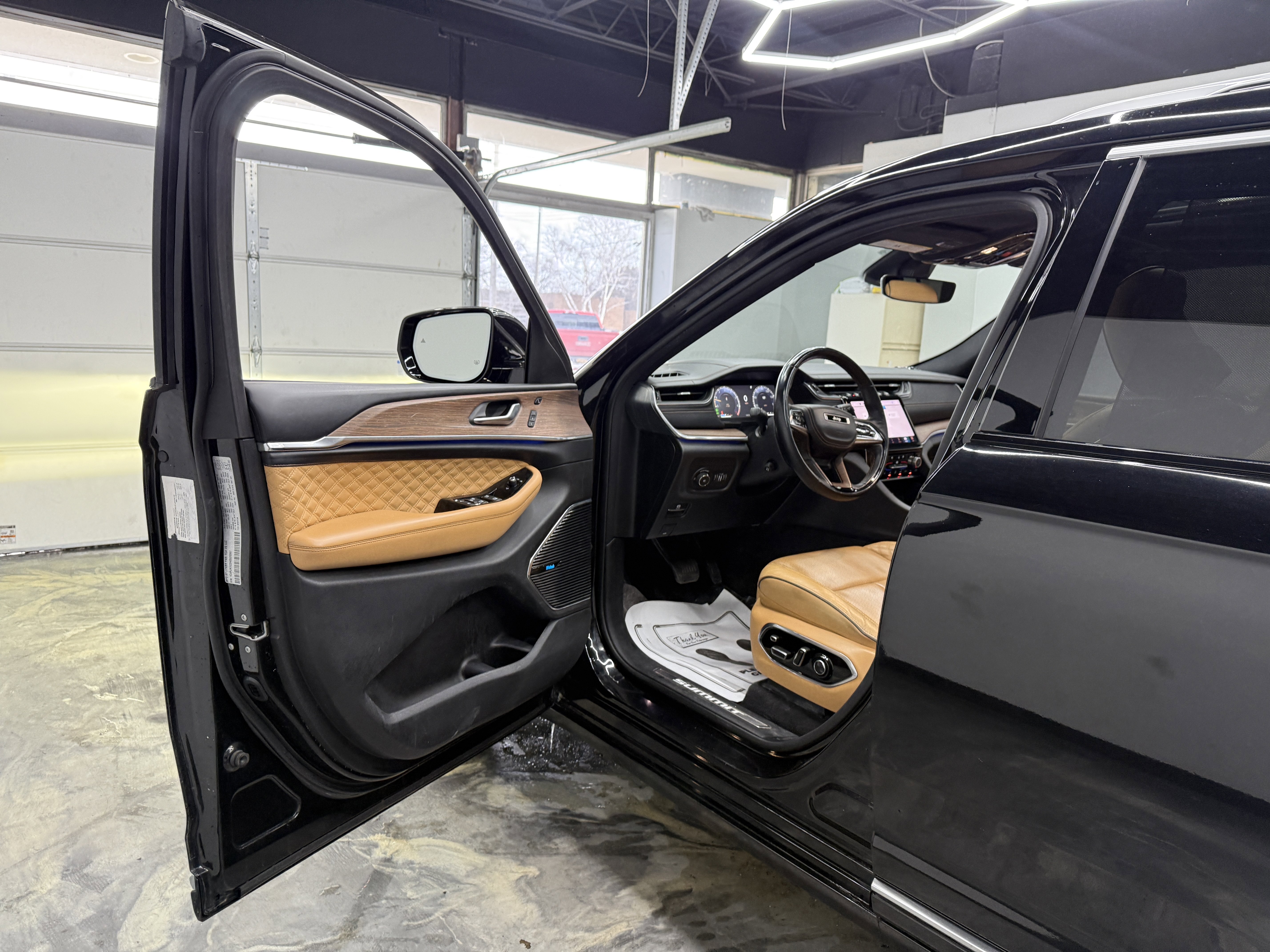 Used 2022 Jeep Grand Cherokee L Summit w/ Luxury Tech Group V image 9