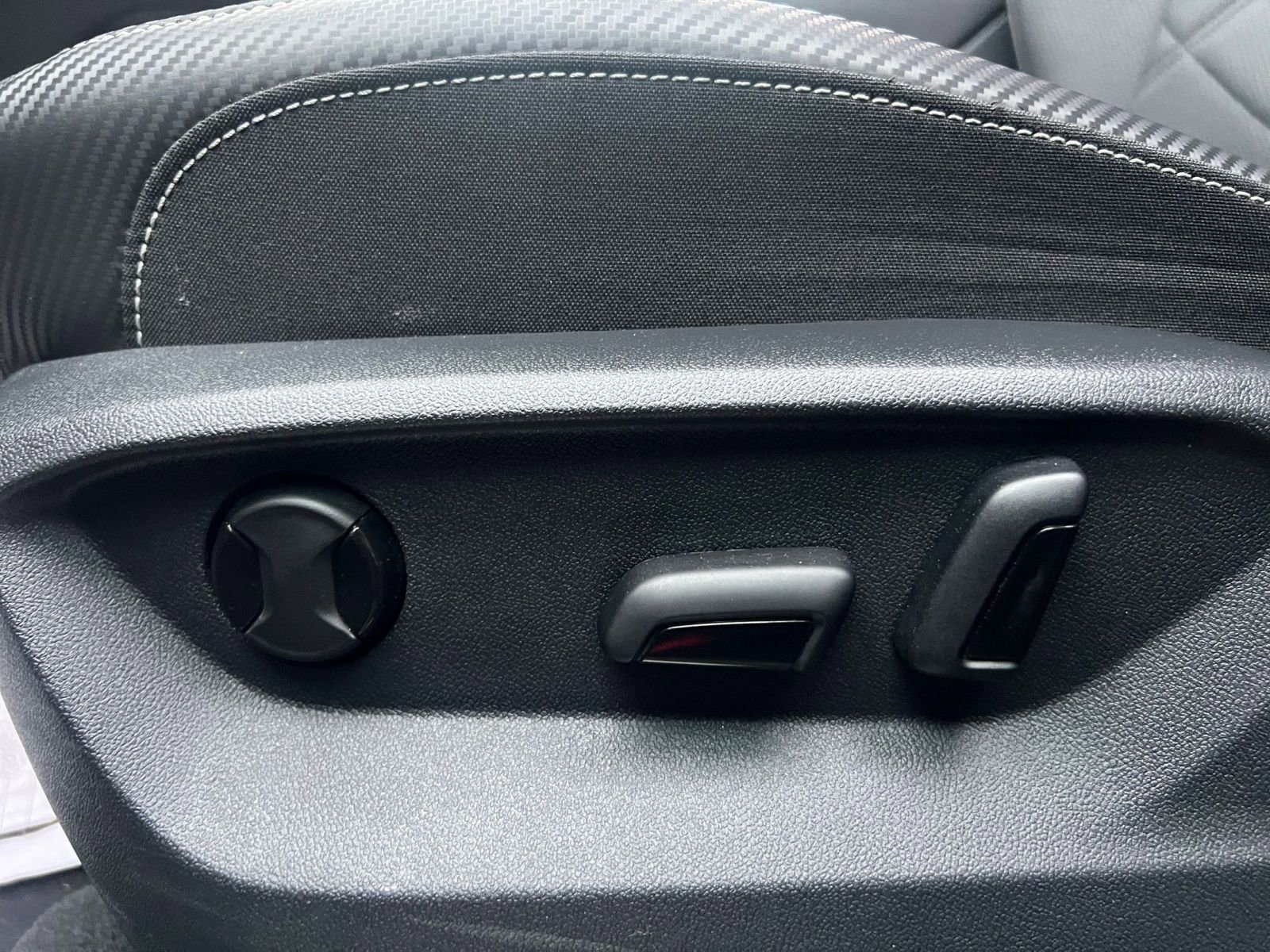 Used 2025 Volkswagen Atlas Cross Sport SE image 23