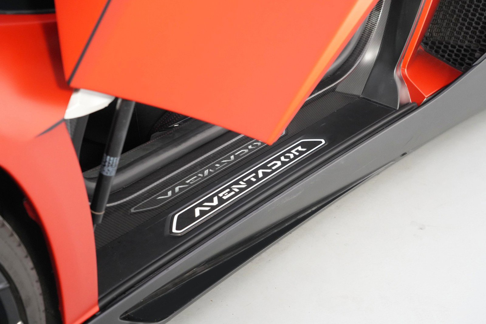 Used 2017 Lamborghini Aventador S image 80