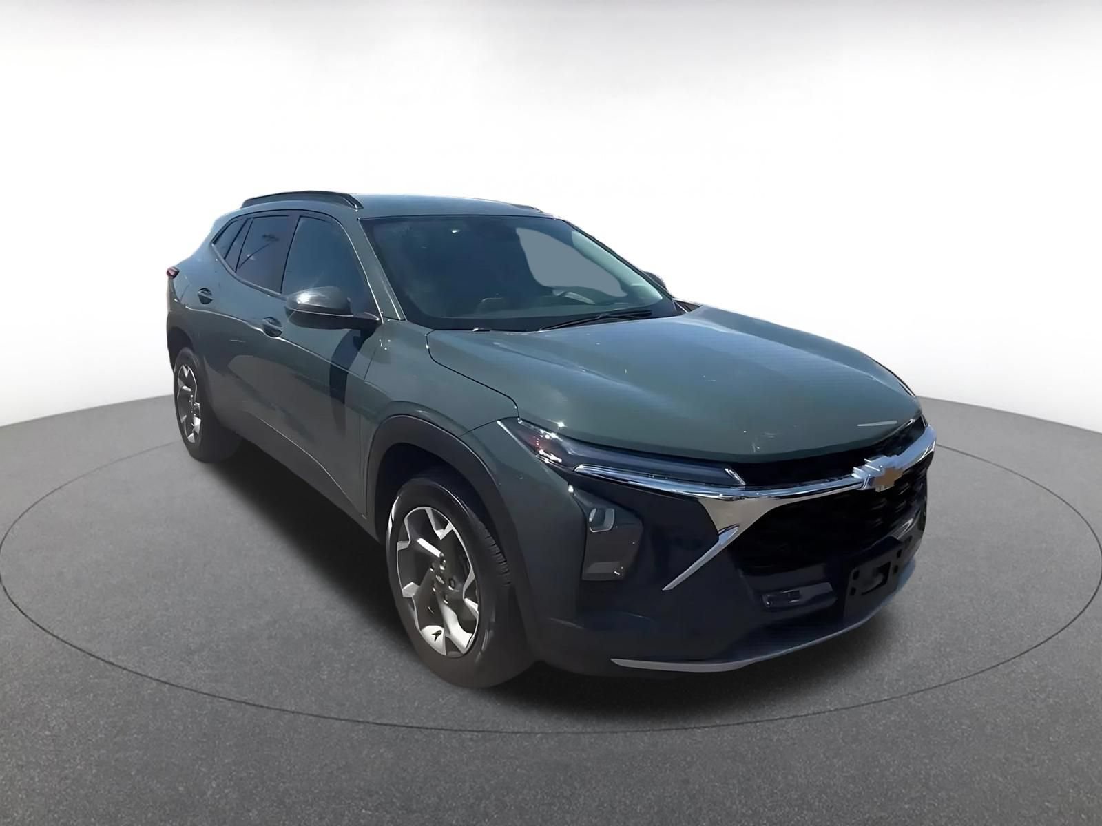 Used 2025 Chevrolet Trax LT FWD image 3