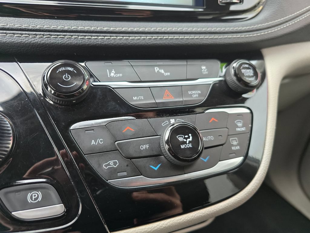 Used 2023 Chrysler Pacifica Touring-L FWD image 28