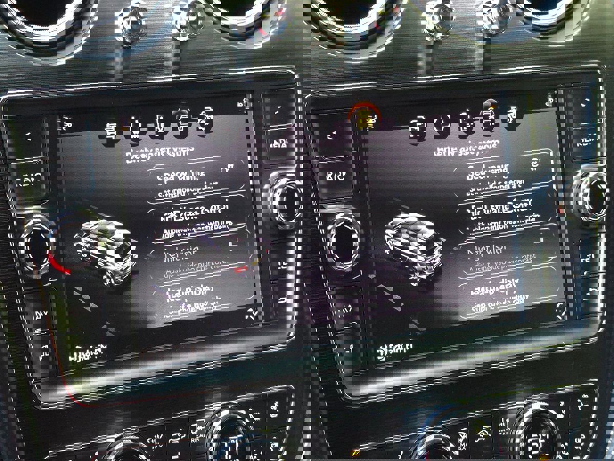 Used 2020 Bentley Bentayga Plug-In Hybrid image 51