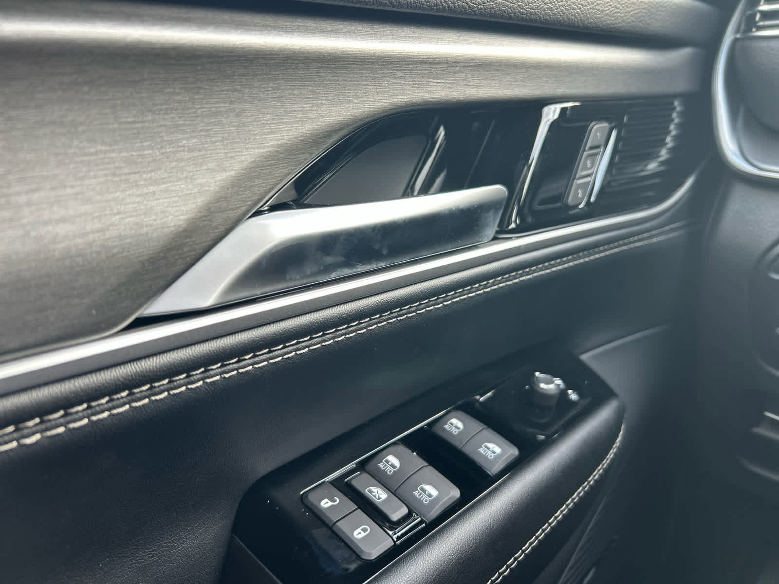 New 2025 Jeep Wagoneer L Series II w/ Premium Group I image 40