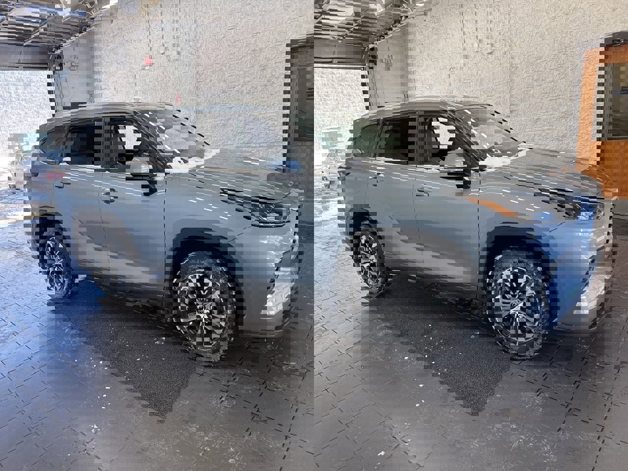 Certified 2024 Toyota Highlander XLE image 1